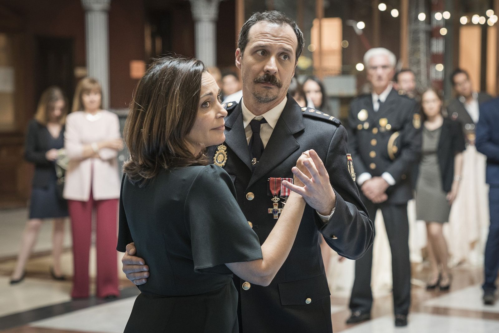 Laura y Santos, en la ceremonia de condecoración del comisario