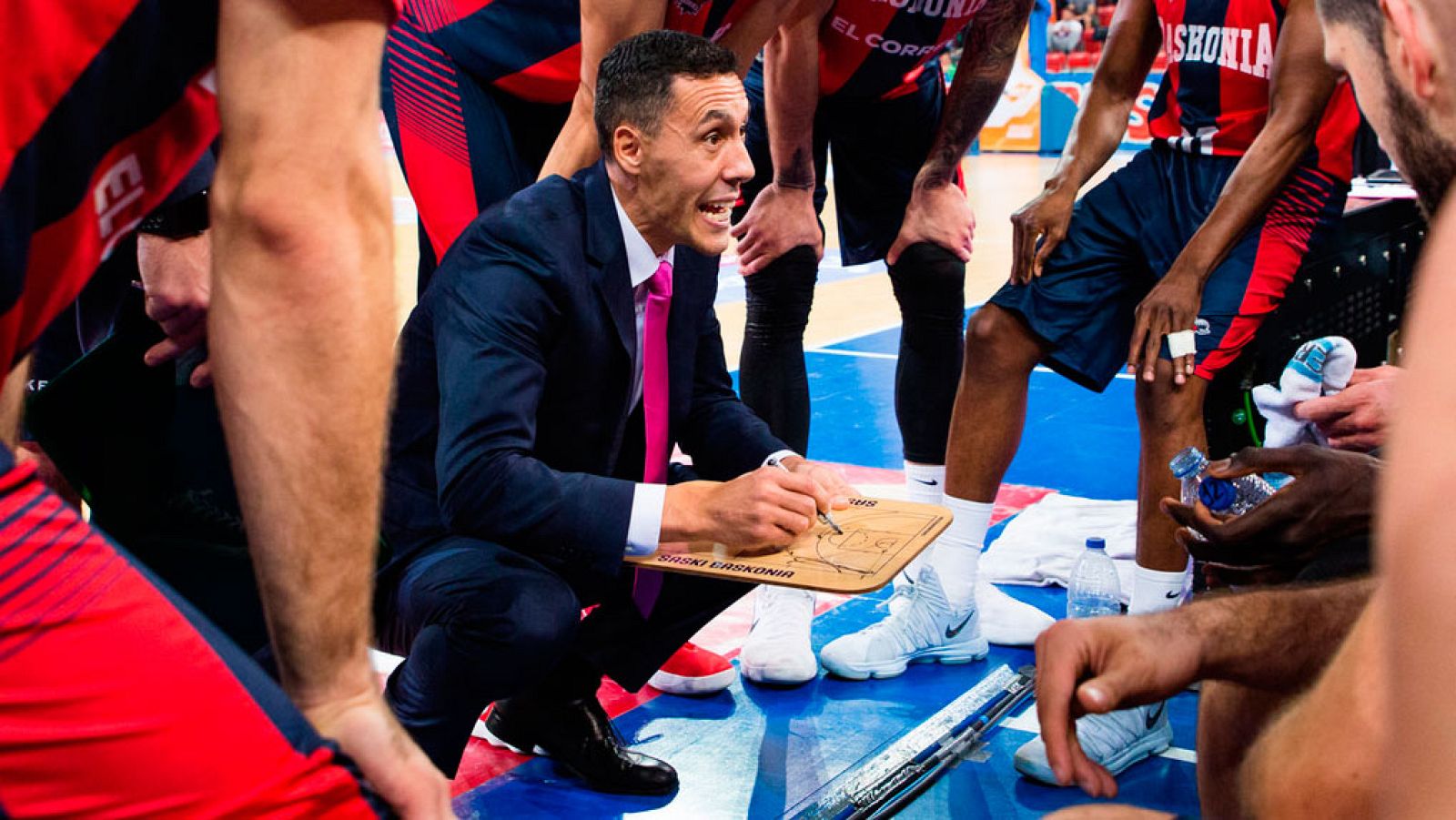Pablo Prigioni da instrucciones a los jugadores del Baskonia