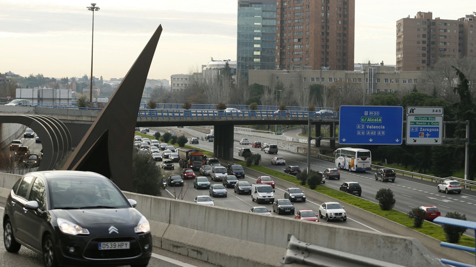 Cientos de vehículos circulan por la M-30, vía de circunvalación que rodea la capital