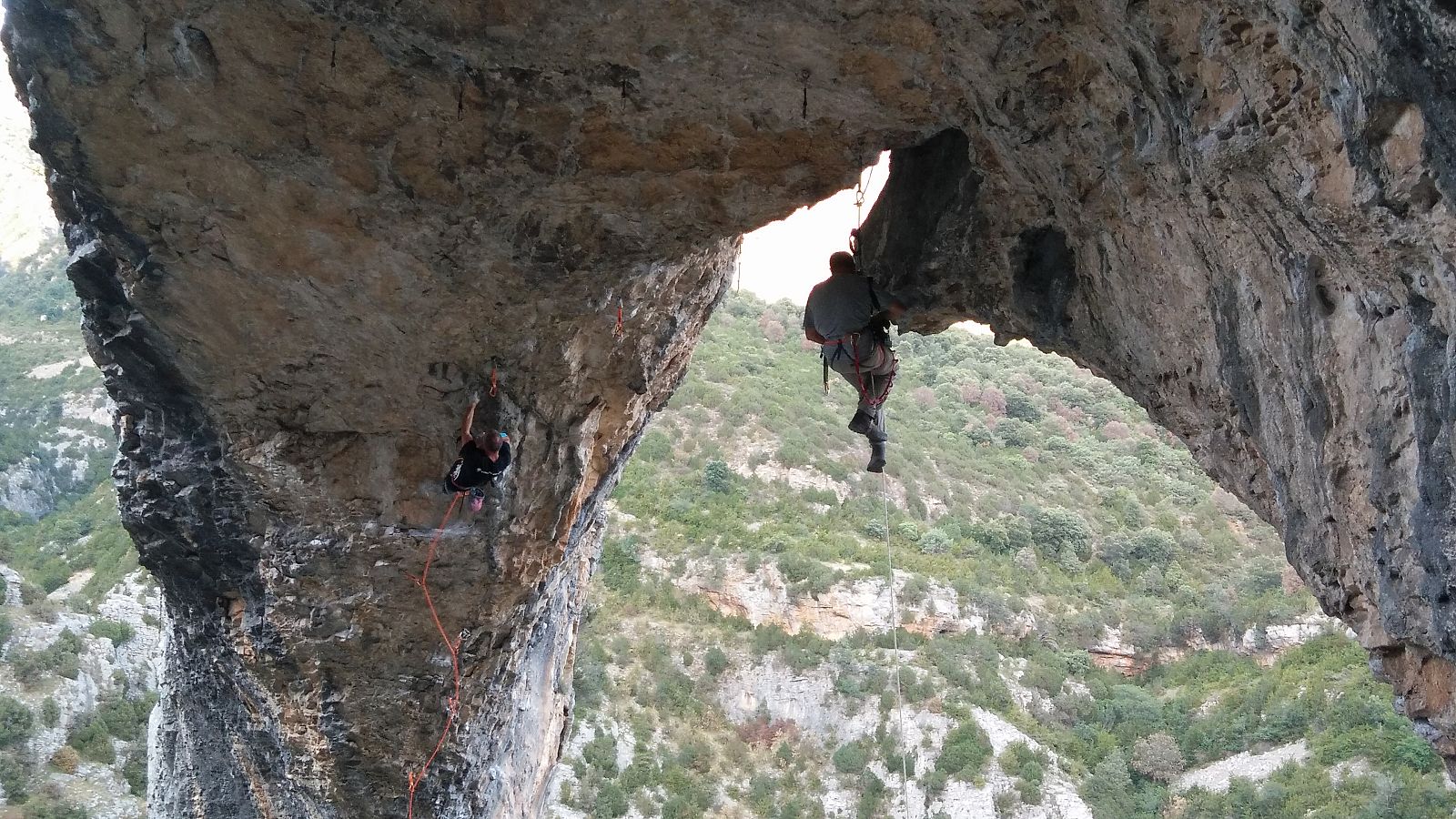 Un momento durante la grabación de la escalada de iván Germán