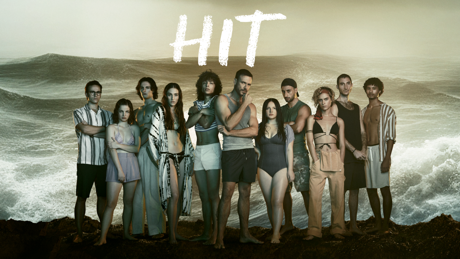 Jóvenes en una playa rocosa ante un mar agitado; póster promocional de la temporada 3 de "HIT", con atmósfera de tensión.