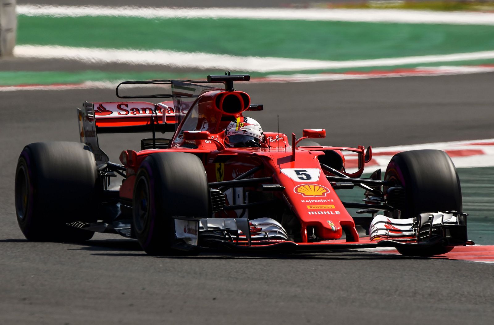 Imagen del piloto de Ferrari Sebastian Vettel sobre el asfalto del circuito mexicano Hermanos Rodriguez.