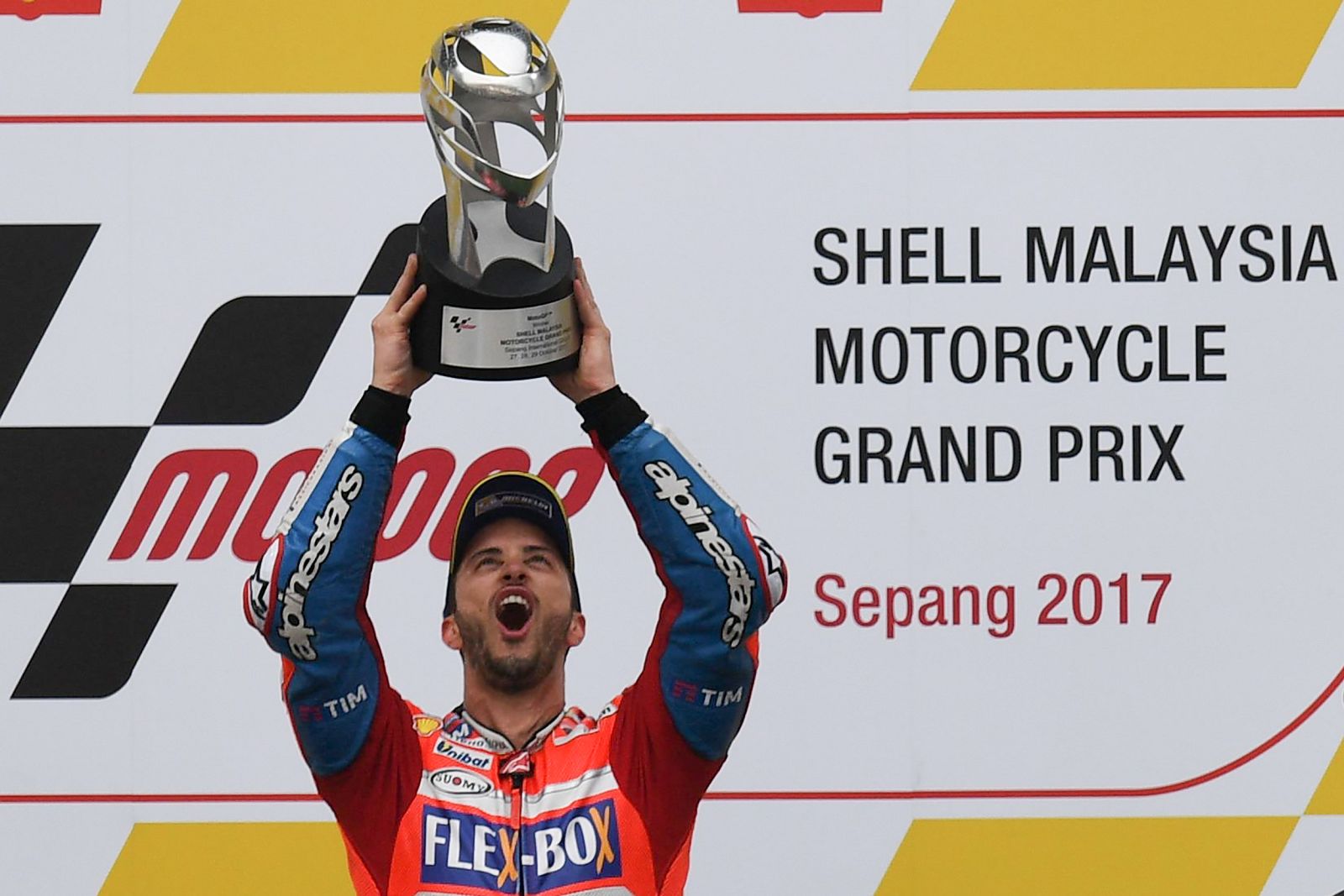 El italiano Andrea Dovizioso celebra el triunfo en el podio del GP de Malasia.