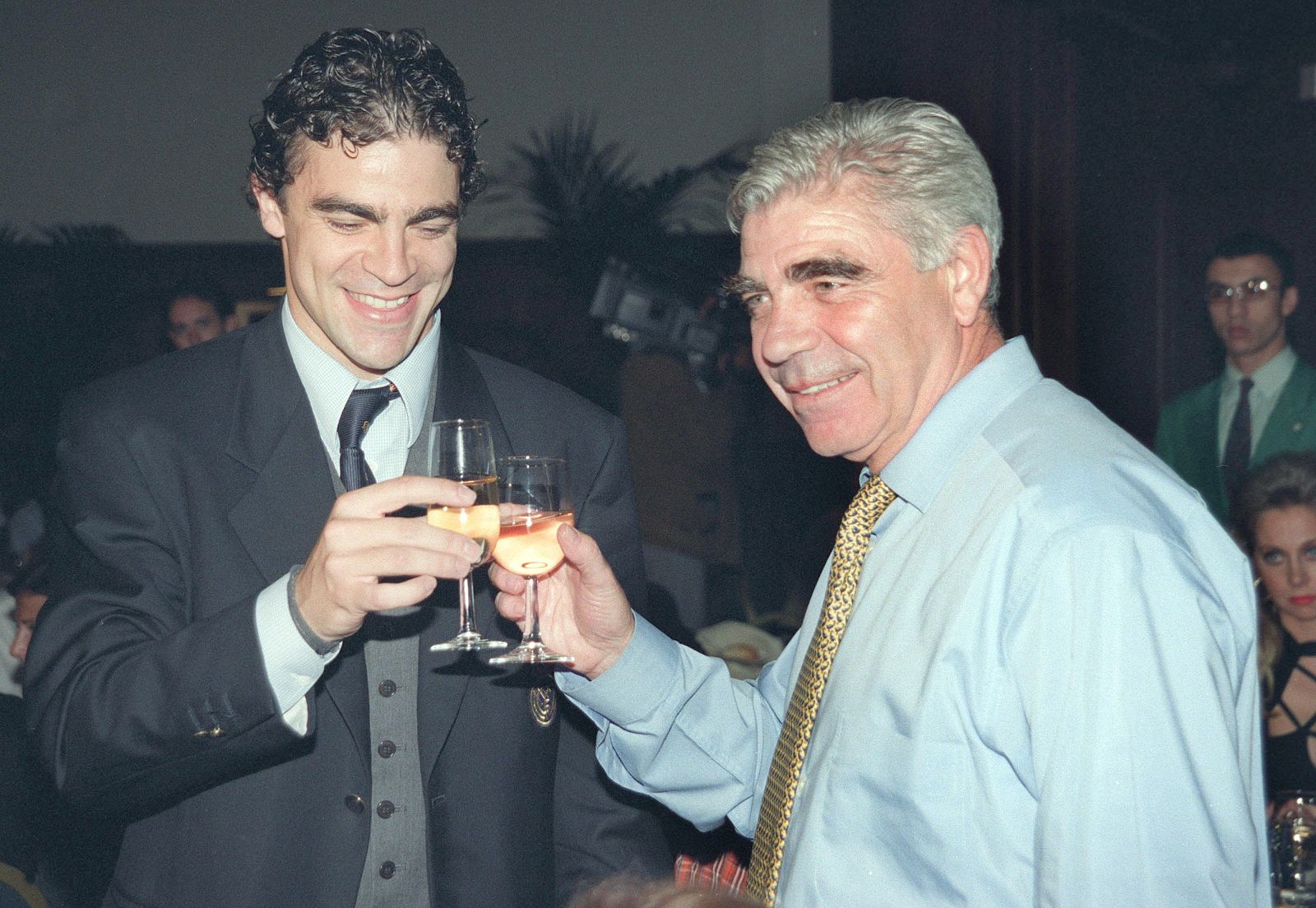 Imagen de archivo de Manuel Sanchís brindando con su hijo.