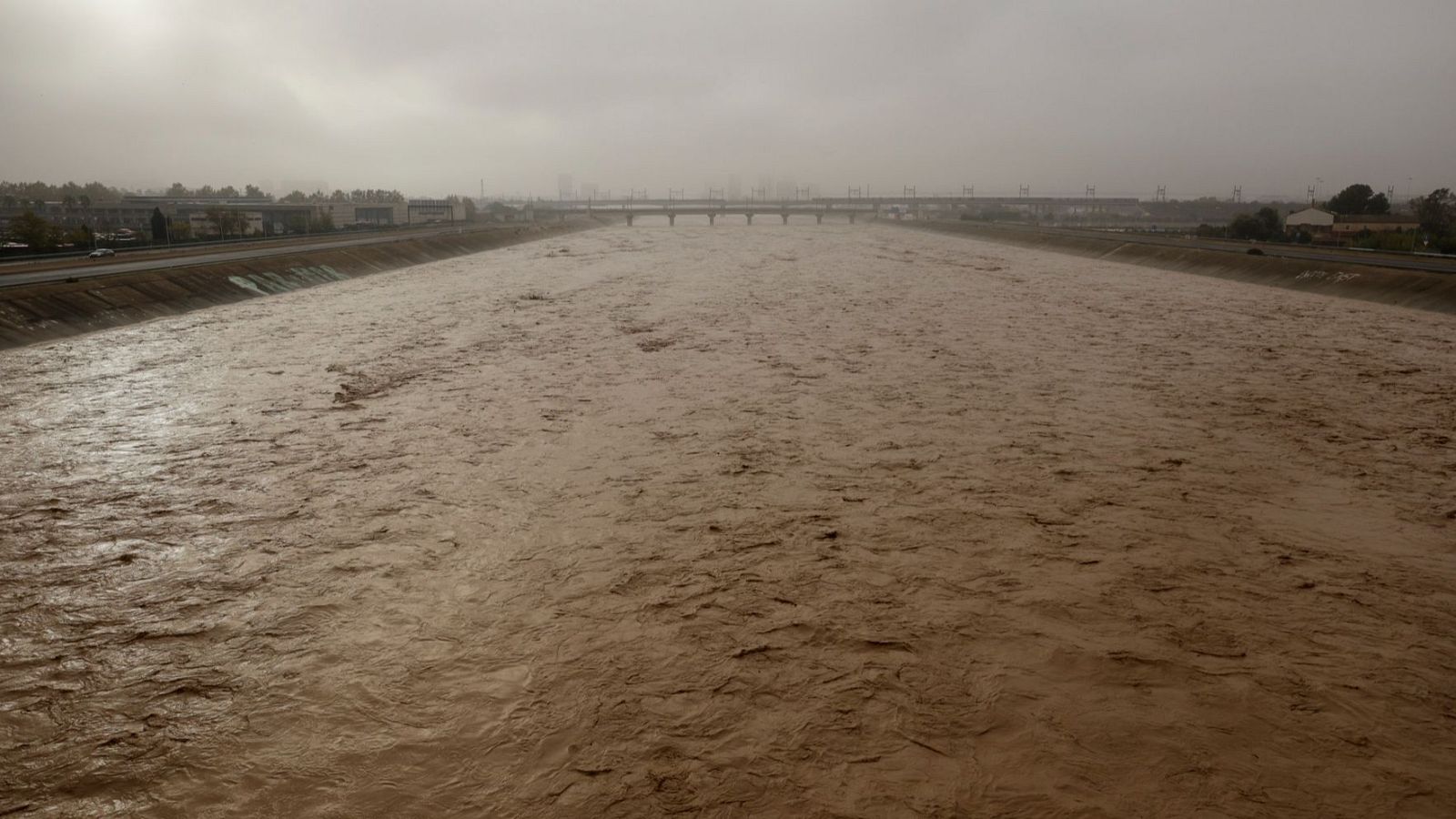 Cauce del río Turia tras el paso de la DANA