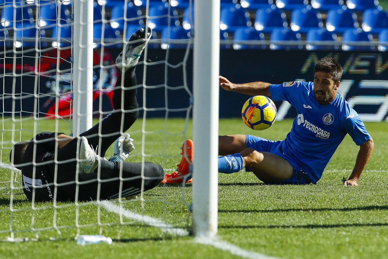 Markel Bergara (d) disputa un balón con con el portero de la Real Sociedad durante el partido.