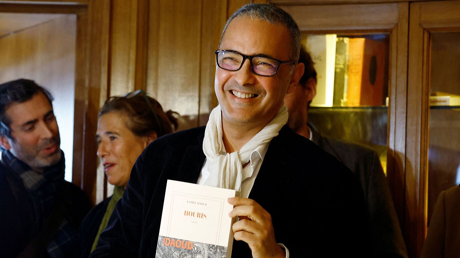 El argelino Kamel Daoud gana el premio de novela Goncourt 2024 por 'Houris'