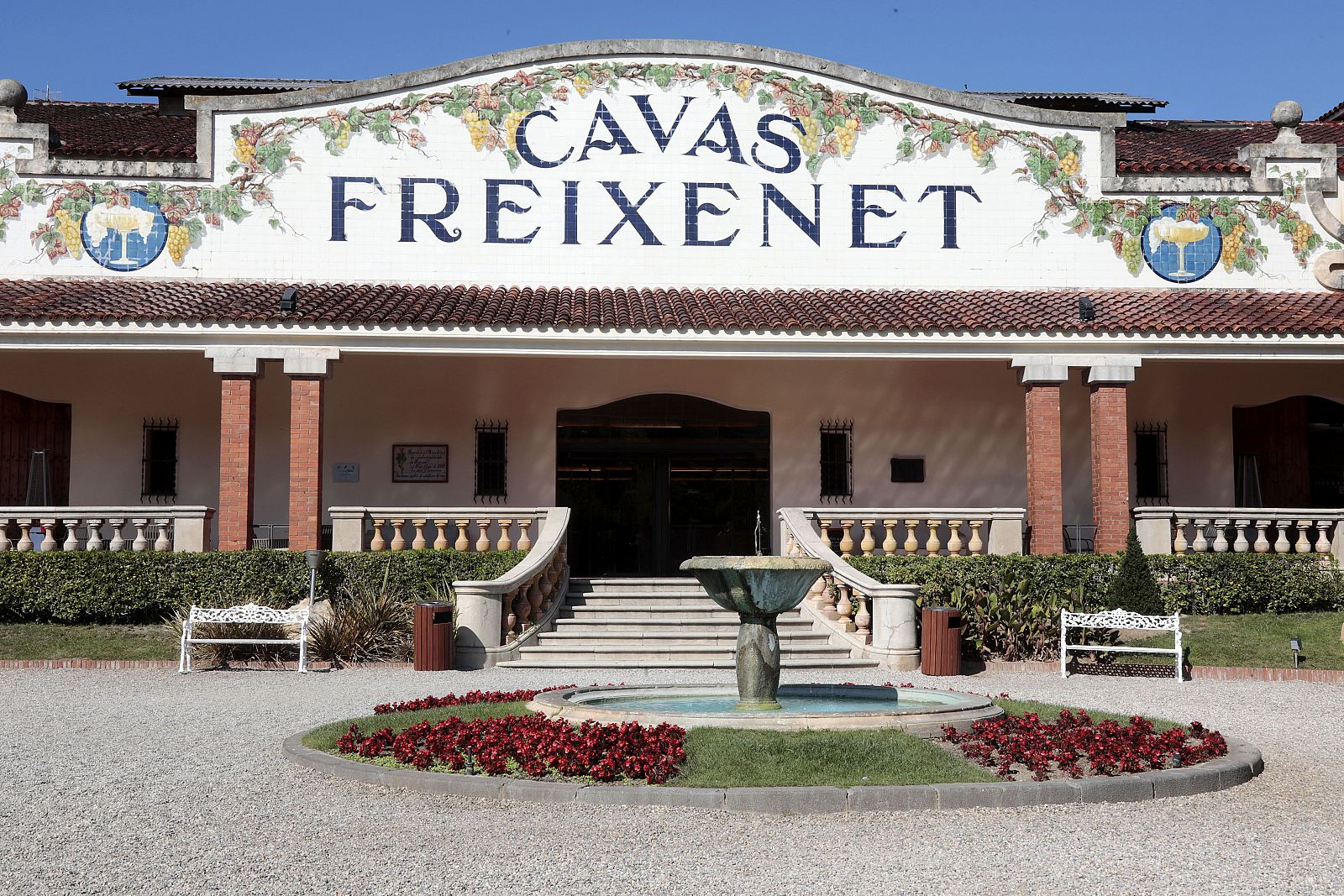 Fachada de Freixenet, cuya sede seguirá en Cataluña.
