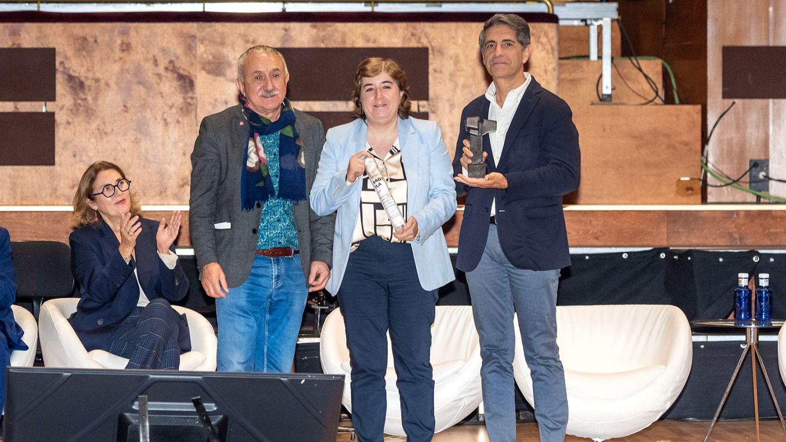 Concepción Cascajosa y Manuel Ventero, junto a Pepe Álvarez, secretario general de UGT