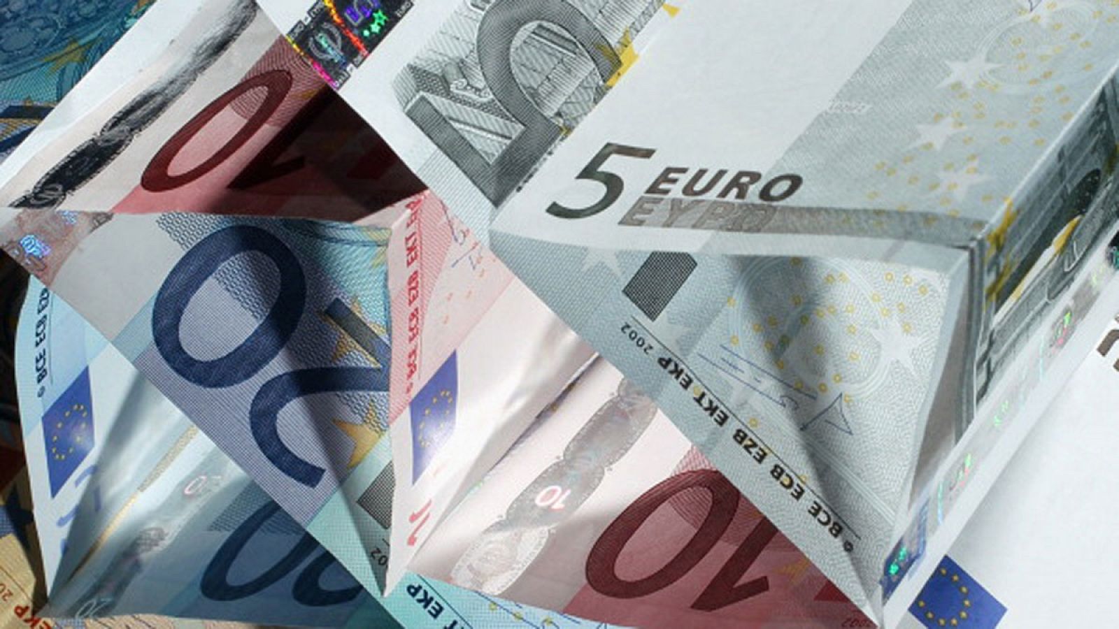 Pirámide construida con billetes de euro
