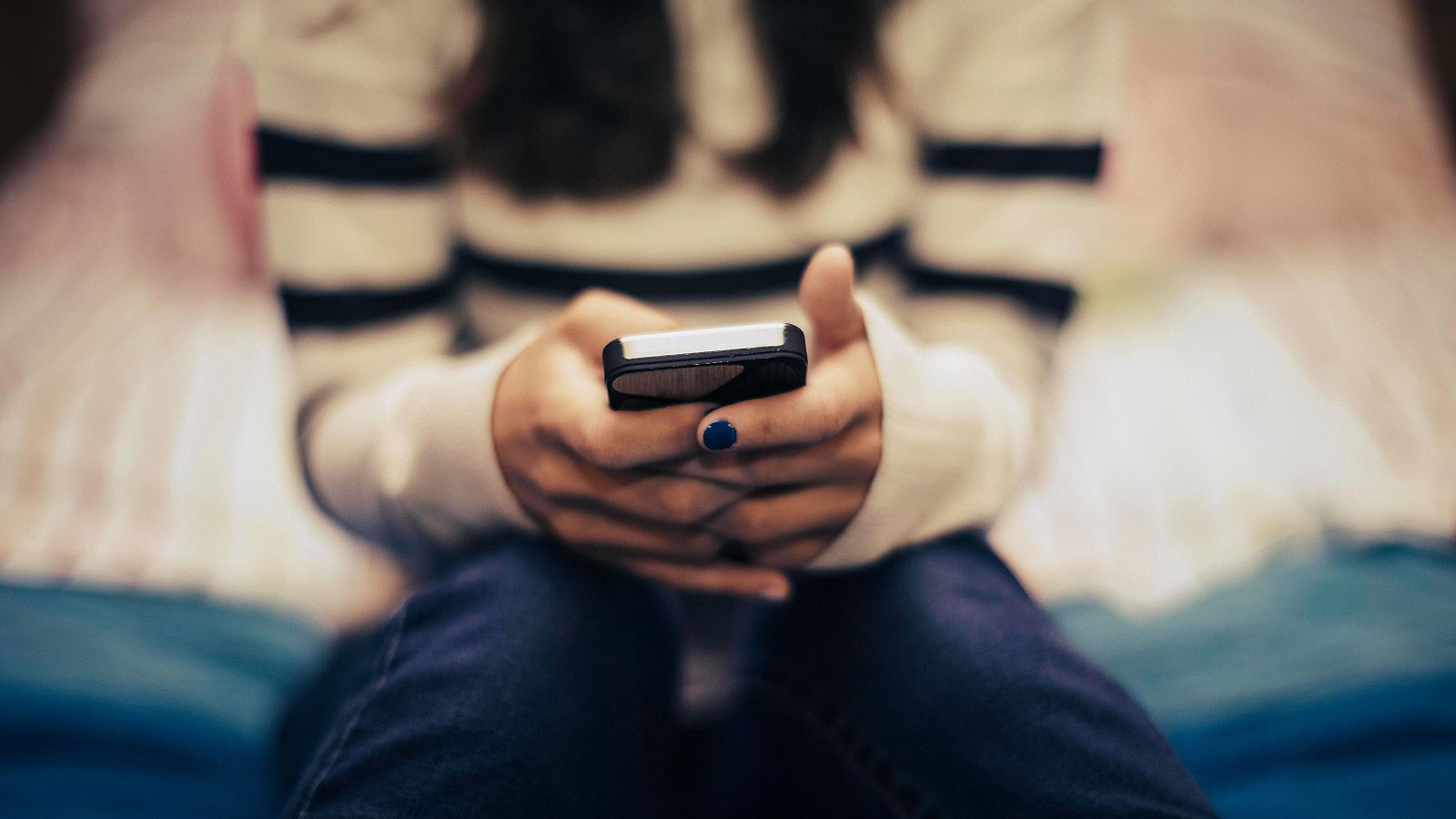 Una joven utiliza un teléfono móvil en una imagen de archivo