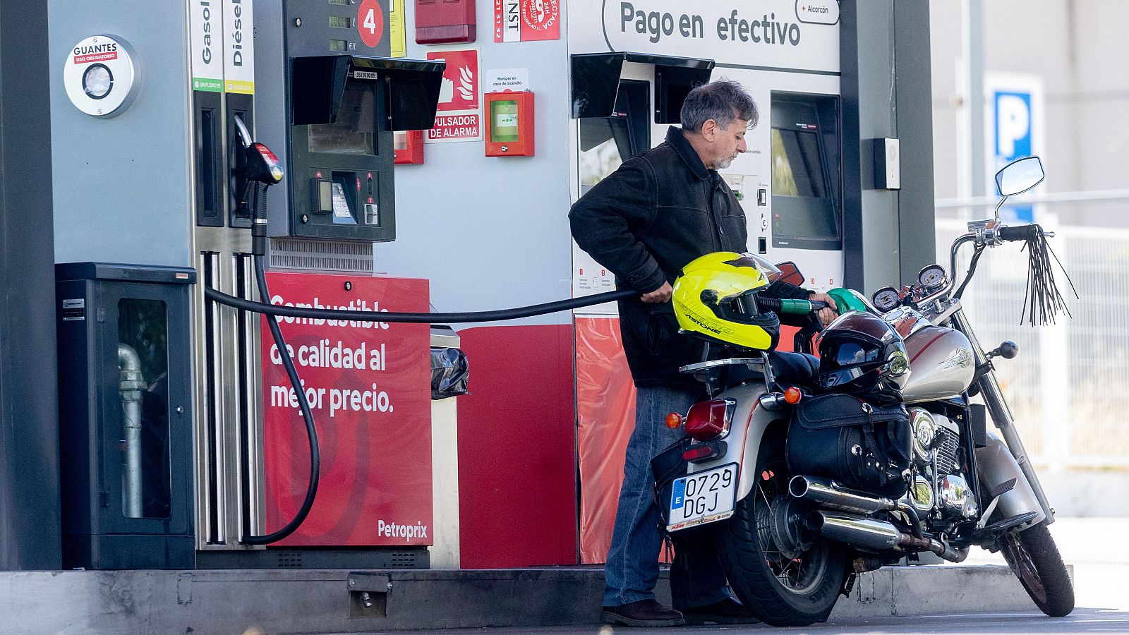 El precio de los carburantes cae ligeramente en la primera semana de noviembre y rompe con tres semanas de alzas