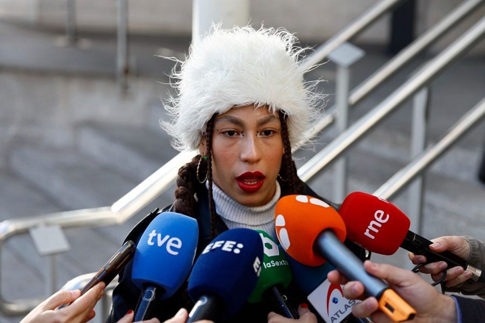 Lesly Guadalupe O.F., la becaria del musical 'Malinche' que denunció a Nacho Cano, a su llegada al juzgado el 23 de octubre de 2024.