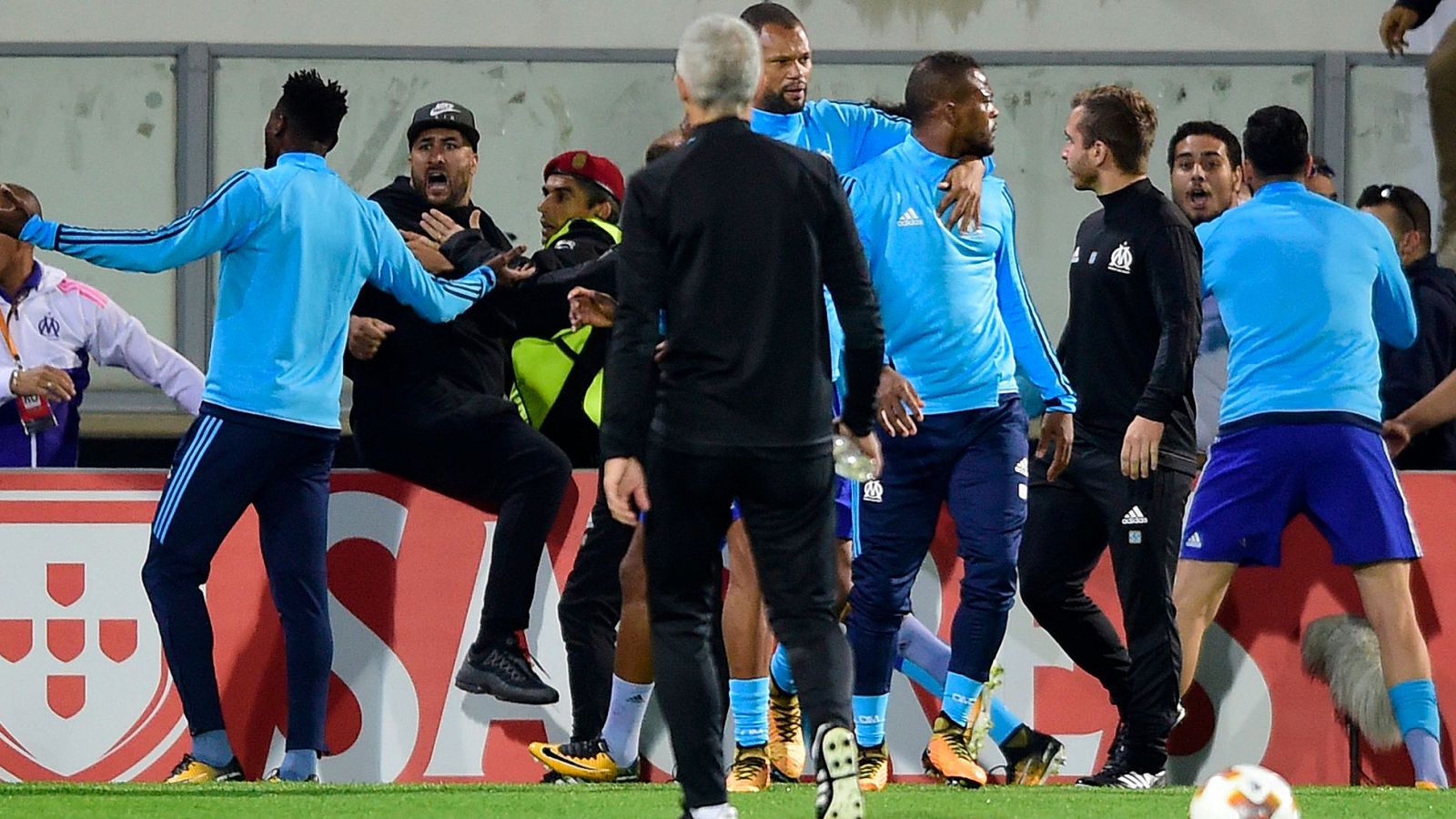 Evra propina una patada a un aficionado