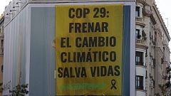 Greenpeace despliega en Madrid una pancarta por la COP29: "Frenar el cambio climático salva vidas"