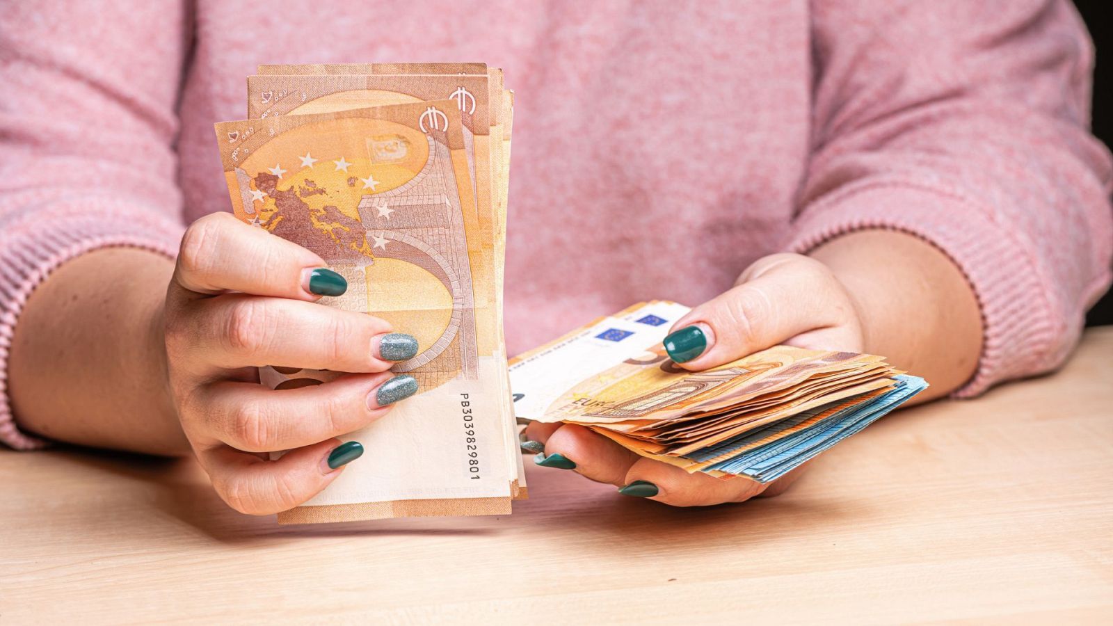 Mujer contando dinero