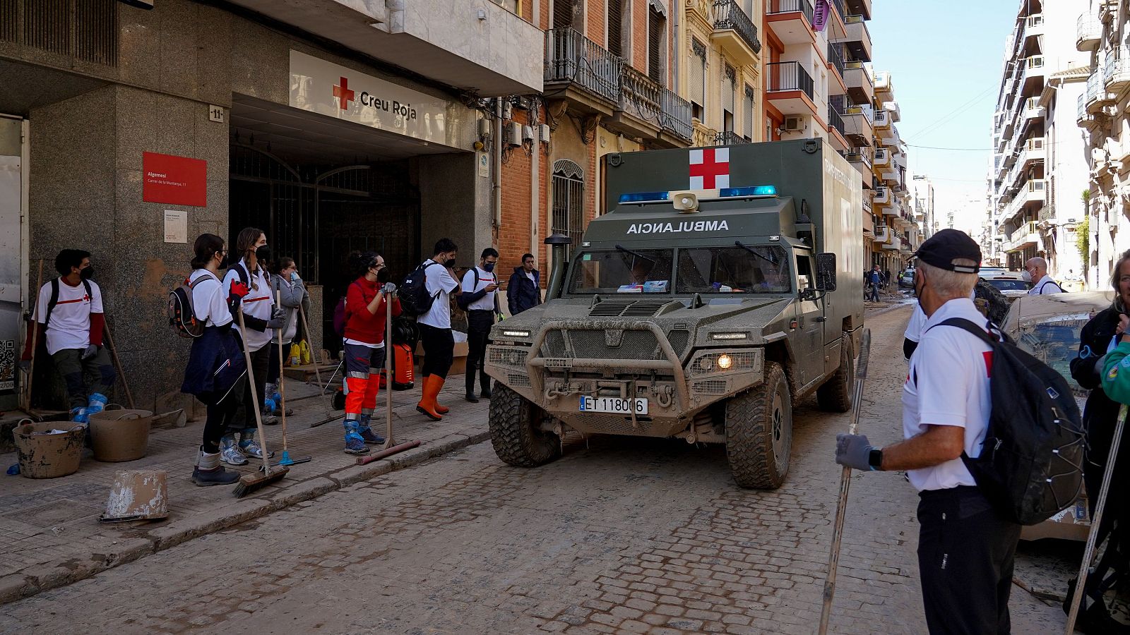 Imagen de voluntarios de Cruz Roja en Algemesí, Valencia