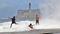 Leonardo Padura se quedará en La Habana "hasta que se seque el Malecón"
