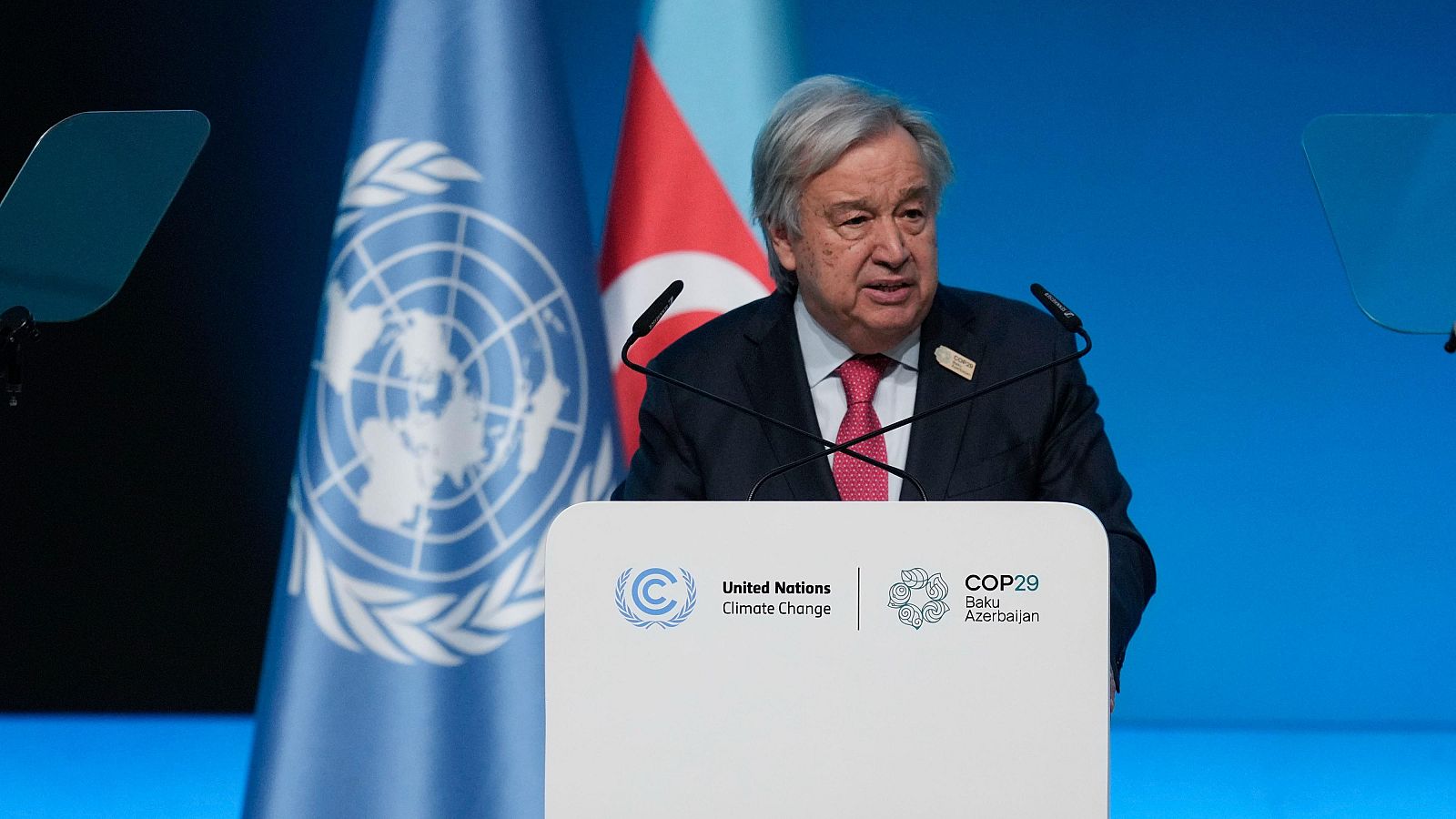 Antonio Guterres, secretario general de las Naciones Unidas, habla durante una sesión plenaria en la Cumbre del Clima de la ONU COP29.