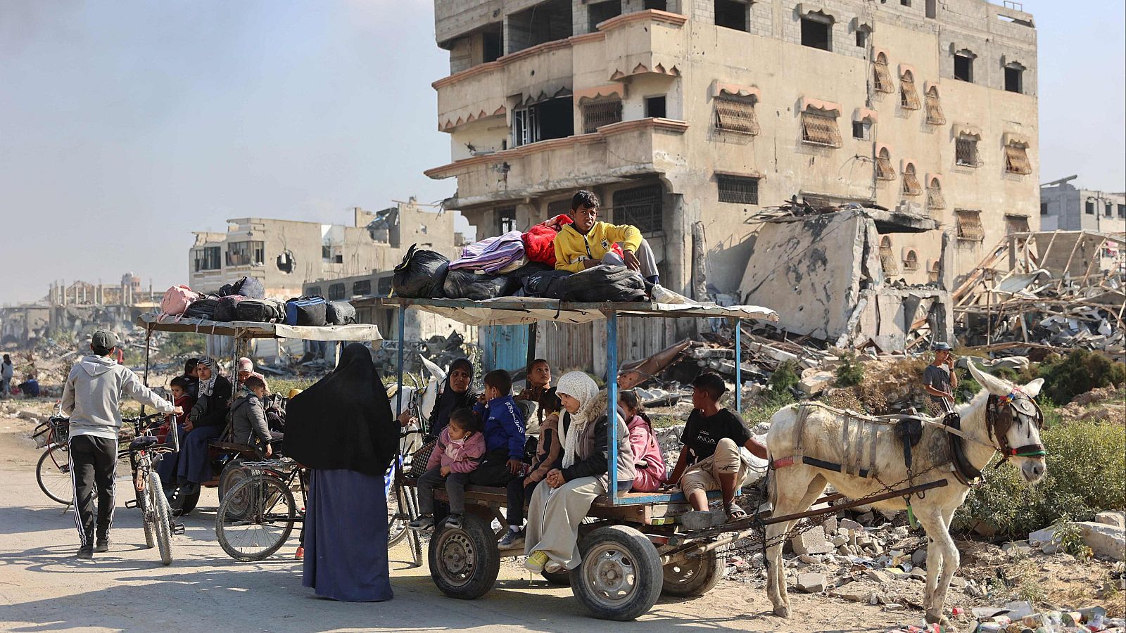 Palestinos desplazados de los refugios en Beit Hanoun cruzan la carretera principal de Salaheddine hacia Jabalia este martes.
