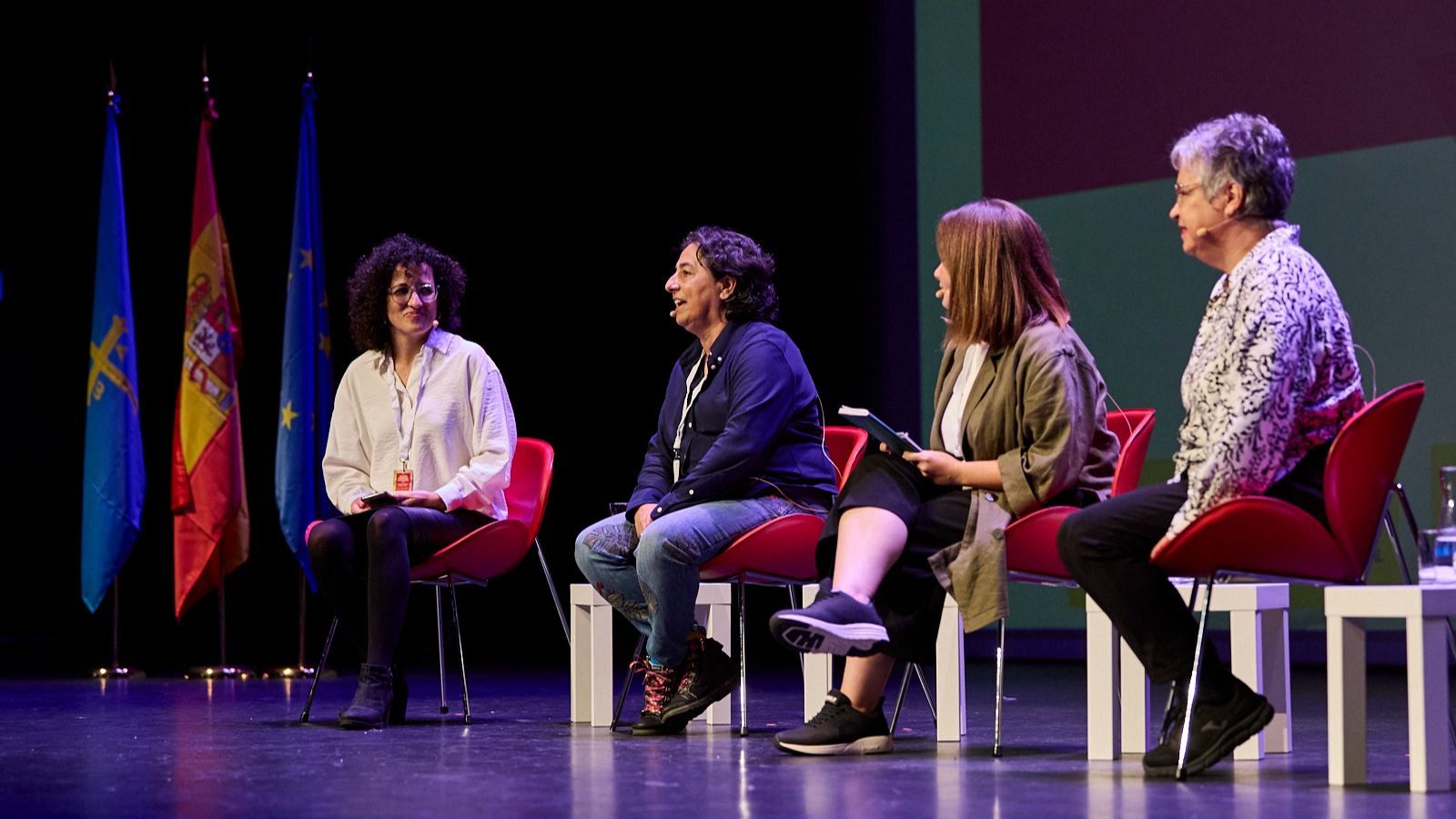 Cuatro mujeres debaten sobre coeducación en una mesa redonda en el Centro Niemeyer.