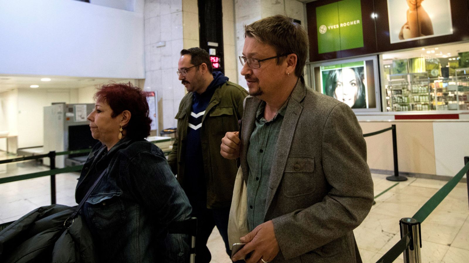 El diputado de En Comú Podem Xavier Domènech en la estación de Sants en Barcelona