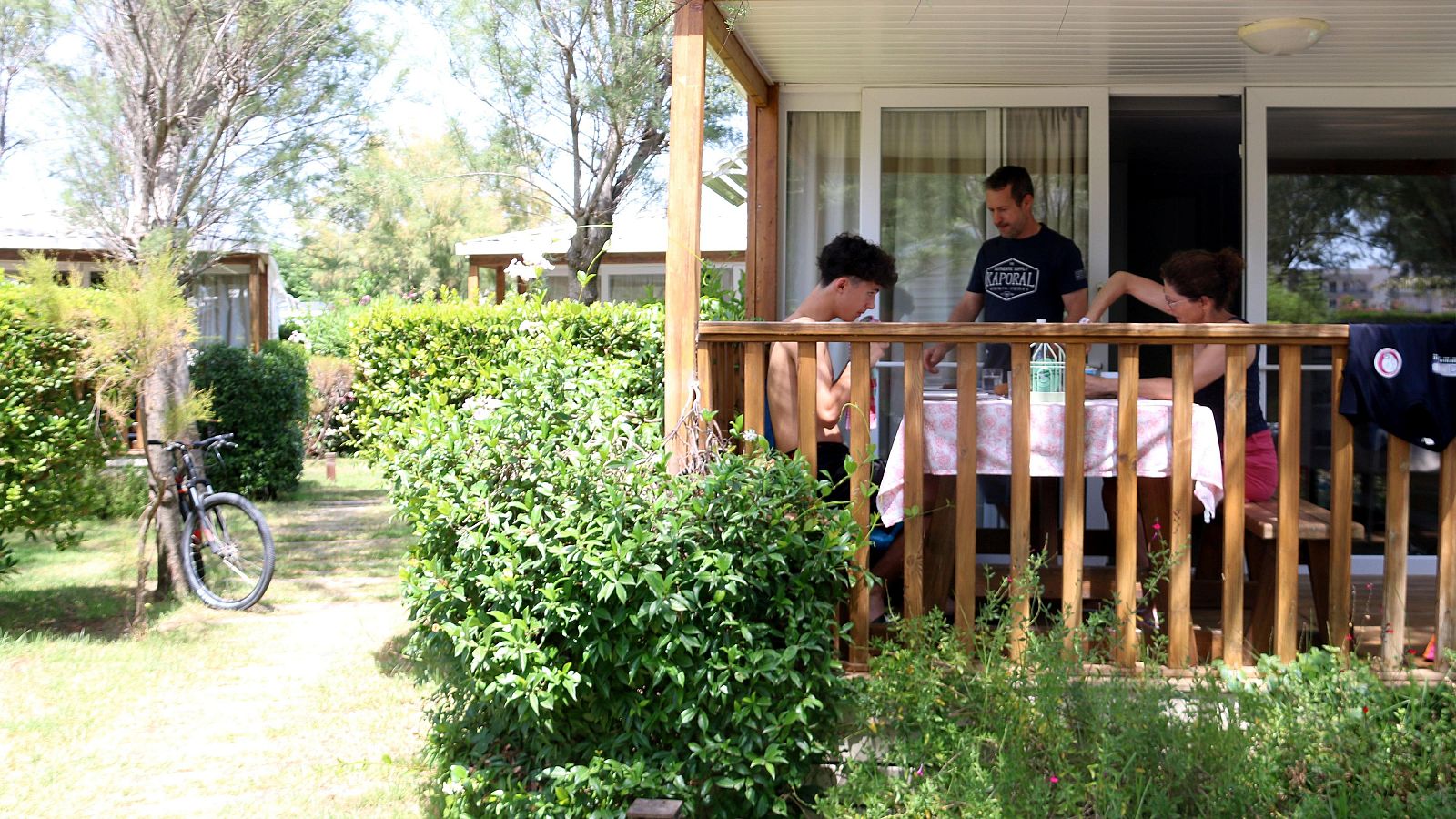 Familia desayunando en un camping de Girona.