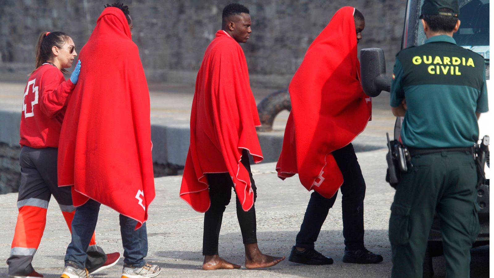 Imagen de archivo de varios inmigrantes en el puerto de Tarifa tras ser rescatados por Salvamento Marítimo