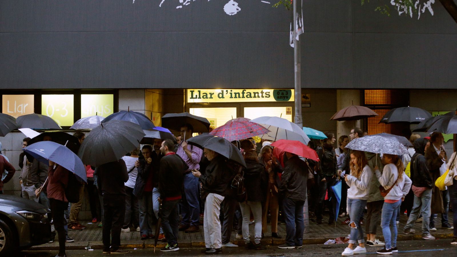 Gente congregada ante el colegio Infant Jesus de Barcelona el pasado 1 de octubre