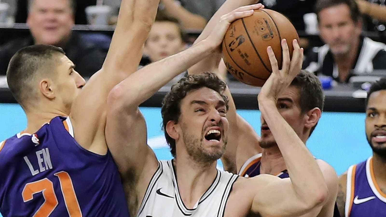 Pau Gasol fue el máximo reboteador de los Spurs en su victoria ante los Suns