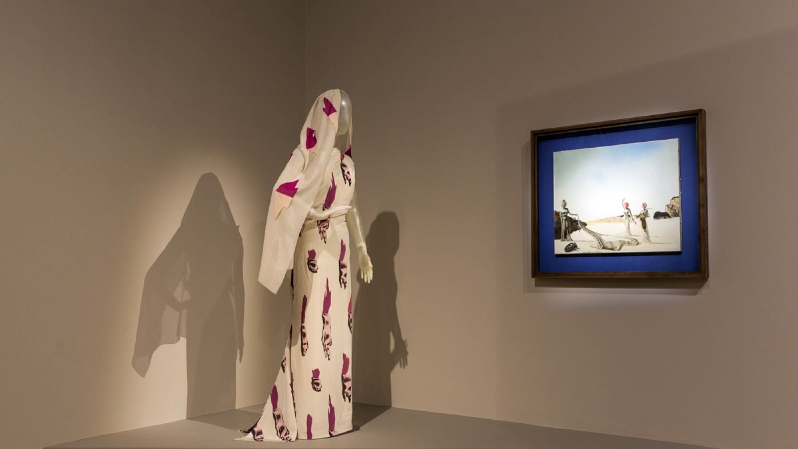 Vestido lágrimas con estampado de Salvador Dalí.