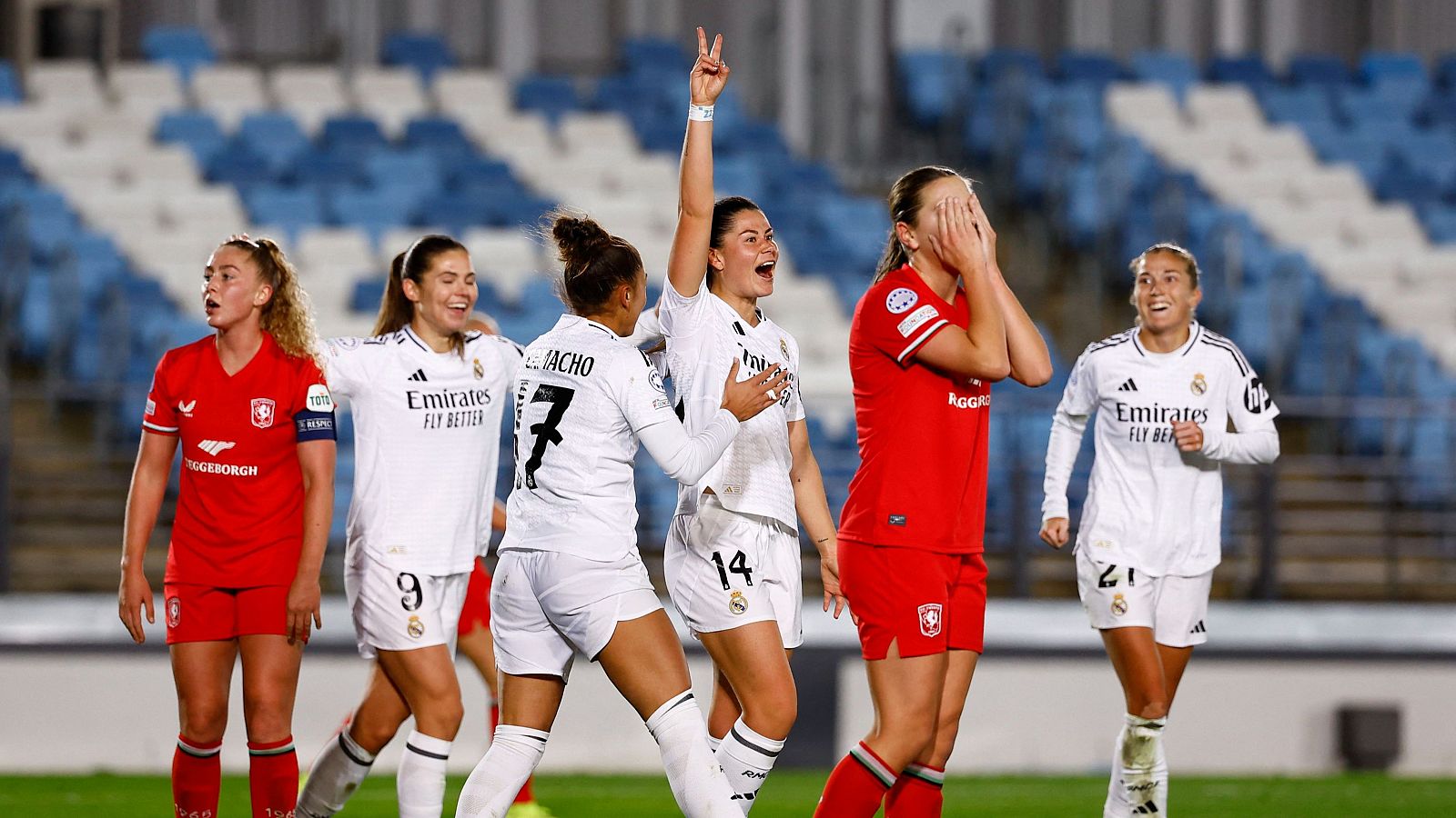 María Méndez celebra su segundo gol del partido