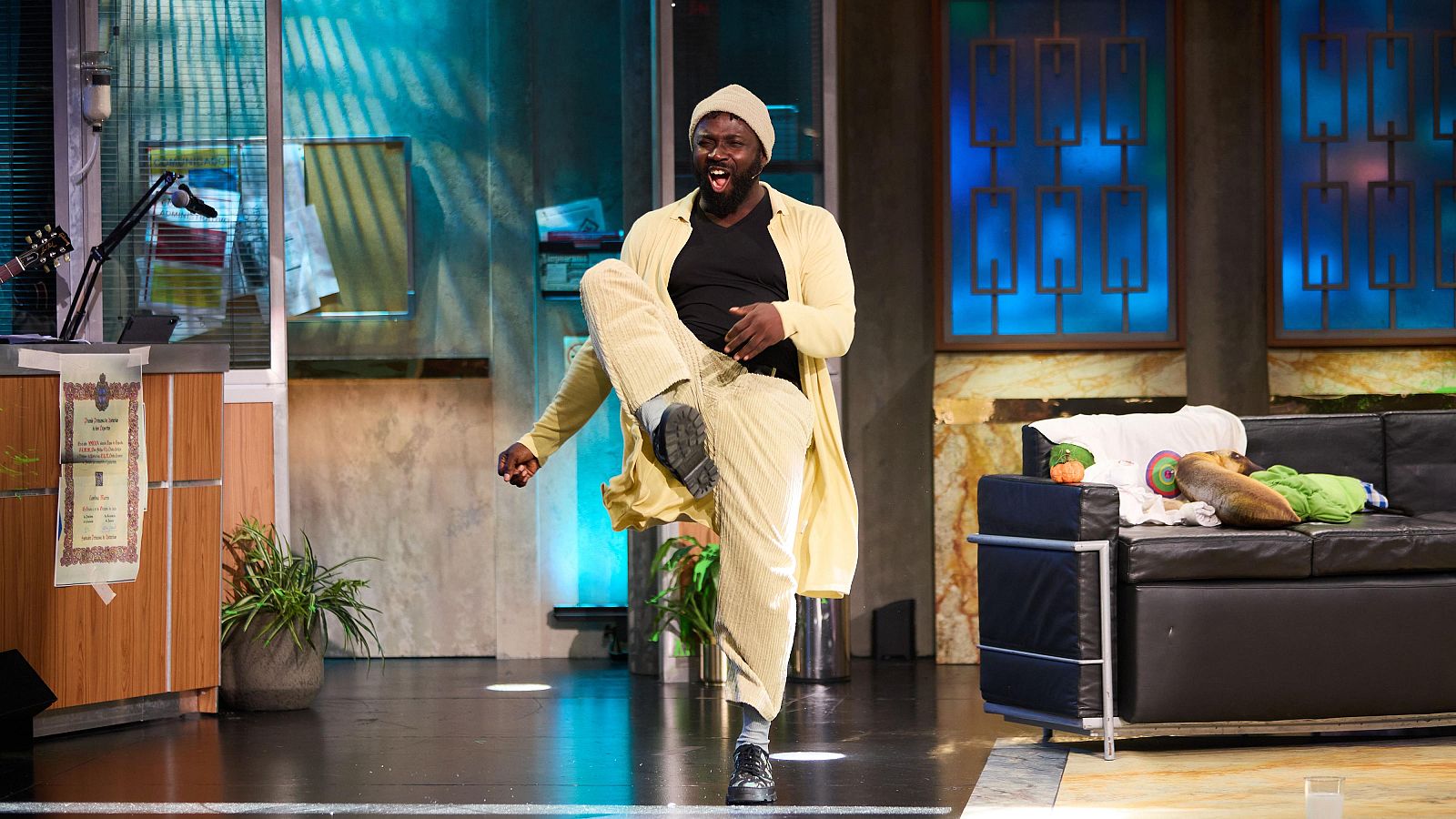 Malcolm Treviño-Sitté en acción como 'Detective Touré' durante la representación de la obra.