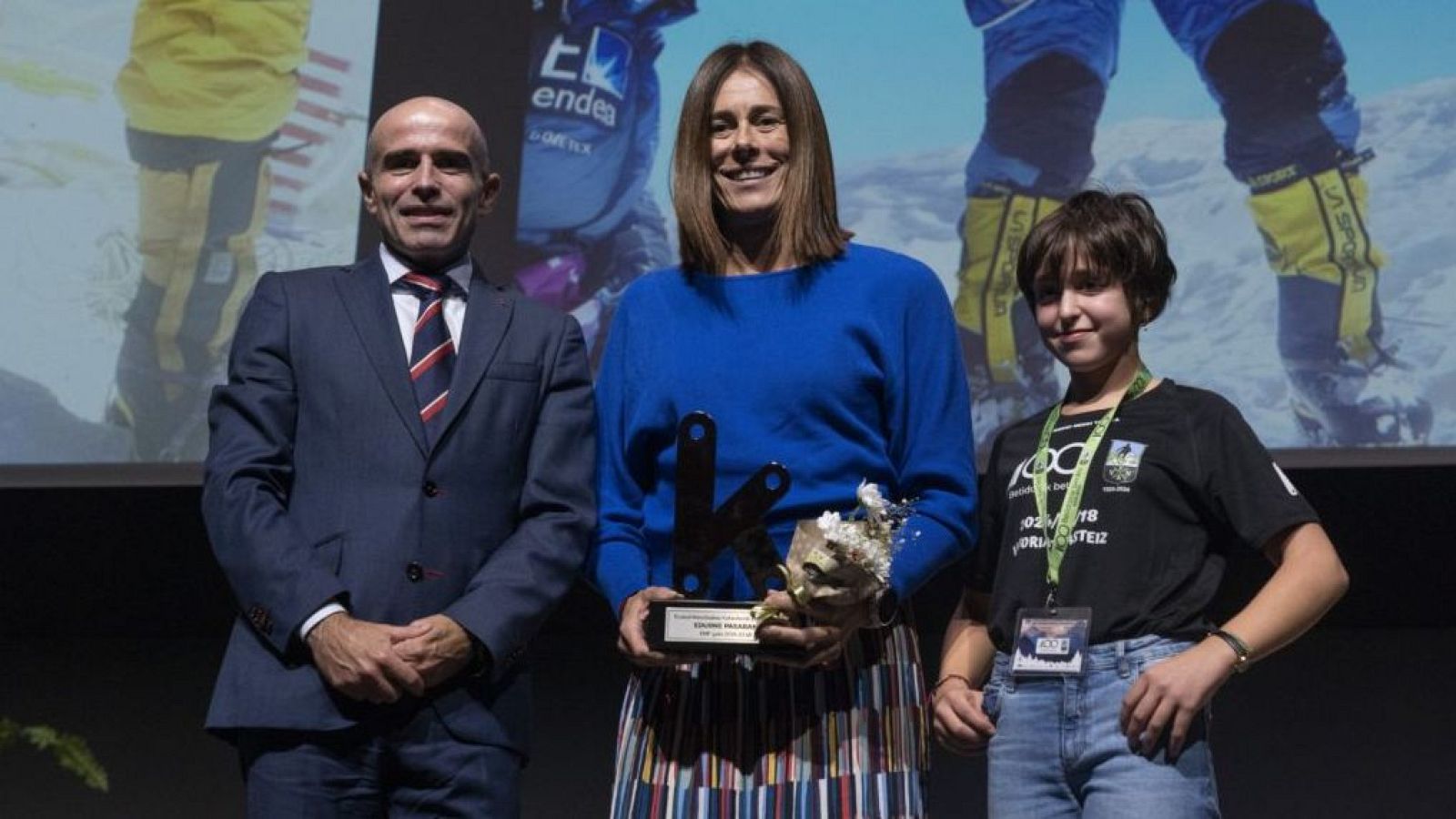 Edurne Pasaban recibe un premio en el centenario de la Federación Vasca de Montaña.