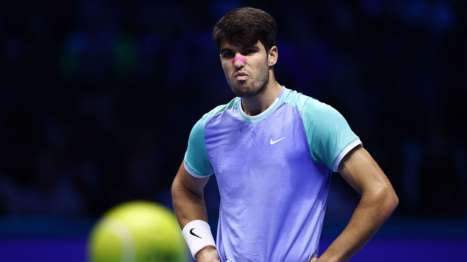 Carlos Alcaraz, con gesto serio, al borde de la eliminación en las ATP Finals 2024.