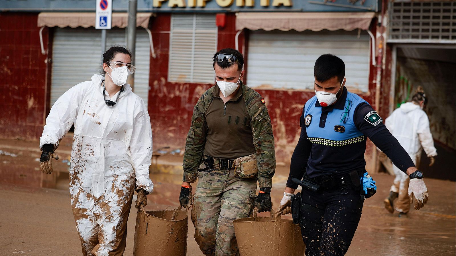 Continúan las labores de limpieza en las calles de Paiporta, Valencia, este jueves.