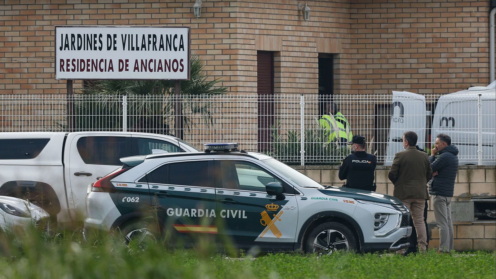 La Guardia Civil investiga el incendio que ha dejado al menos diez fallecidos en una residencia de mayores de Zaragoza.