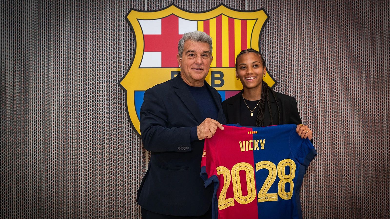Vicky López y Joan Laporta posan con la camiseta del Barça tras la renovación de la futbolista hasta 2028.