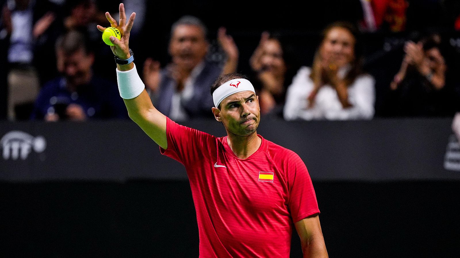 Rafa Nadal, con la camiseta de España, lanza una pelota al aire durante un partido de la Copa Davis.