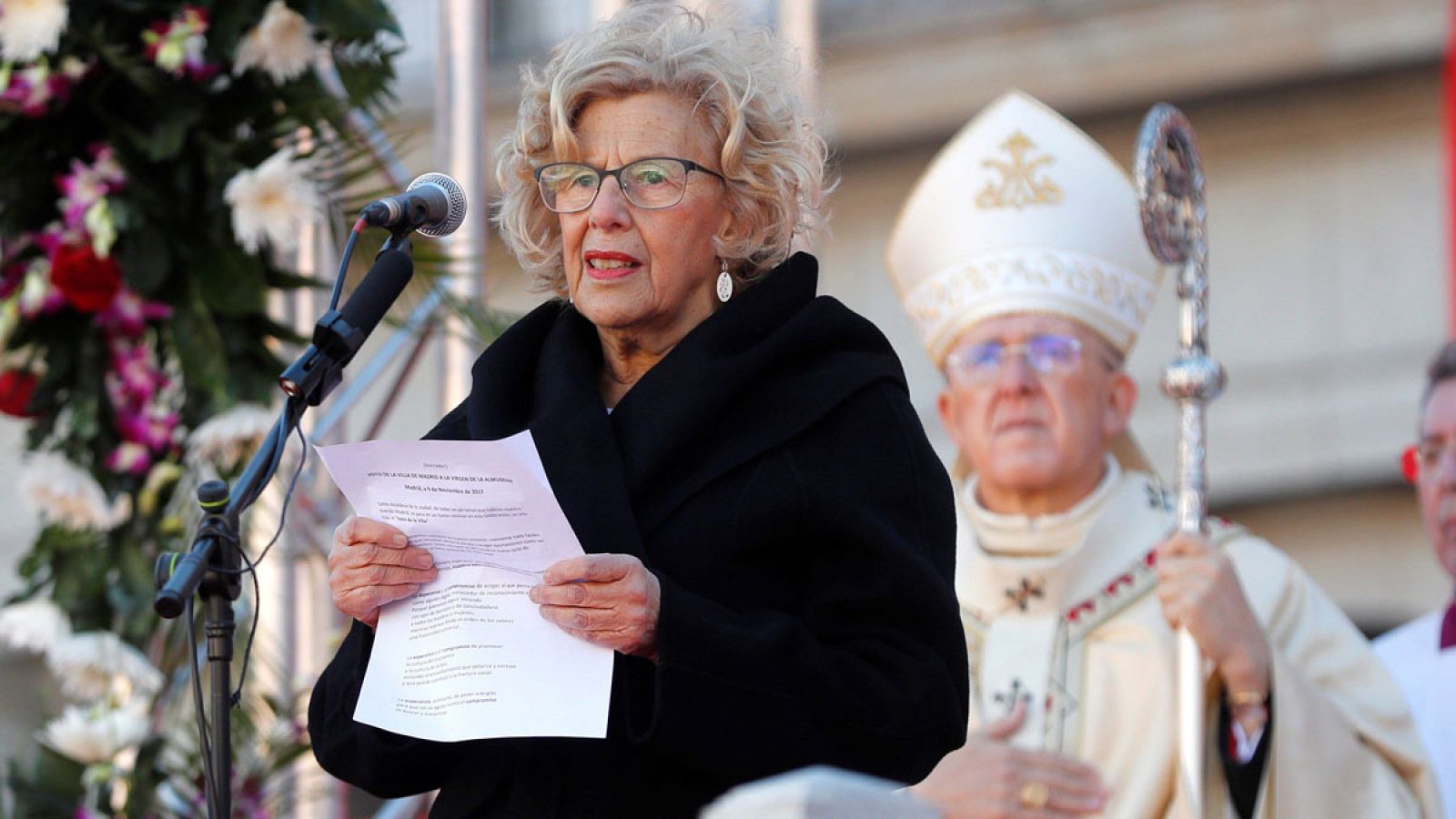 La alcaldesa de Madrid, Manuela Carmena este jueves en la misa de la Almudena