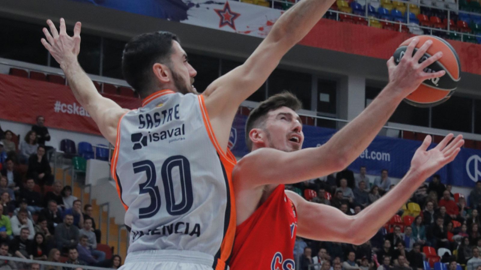 De Colo se enfrenta a la defensa de Sastre