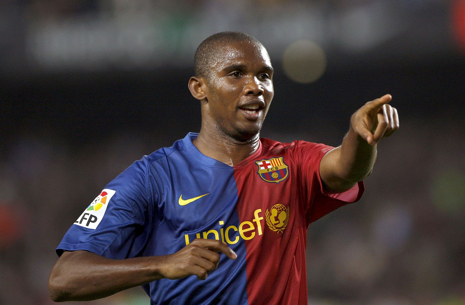Samuel Eto'o, delantero del F.C. Barcelona, ha marcado los dos goles del equipo azulgrana