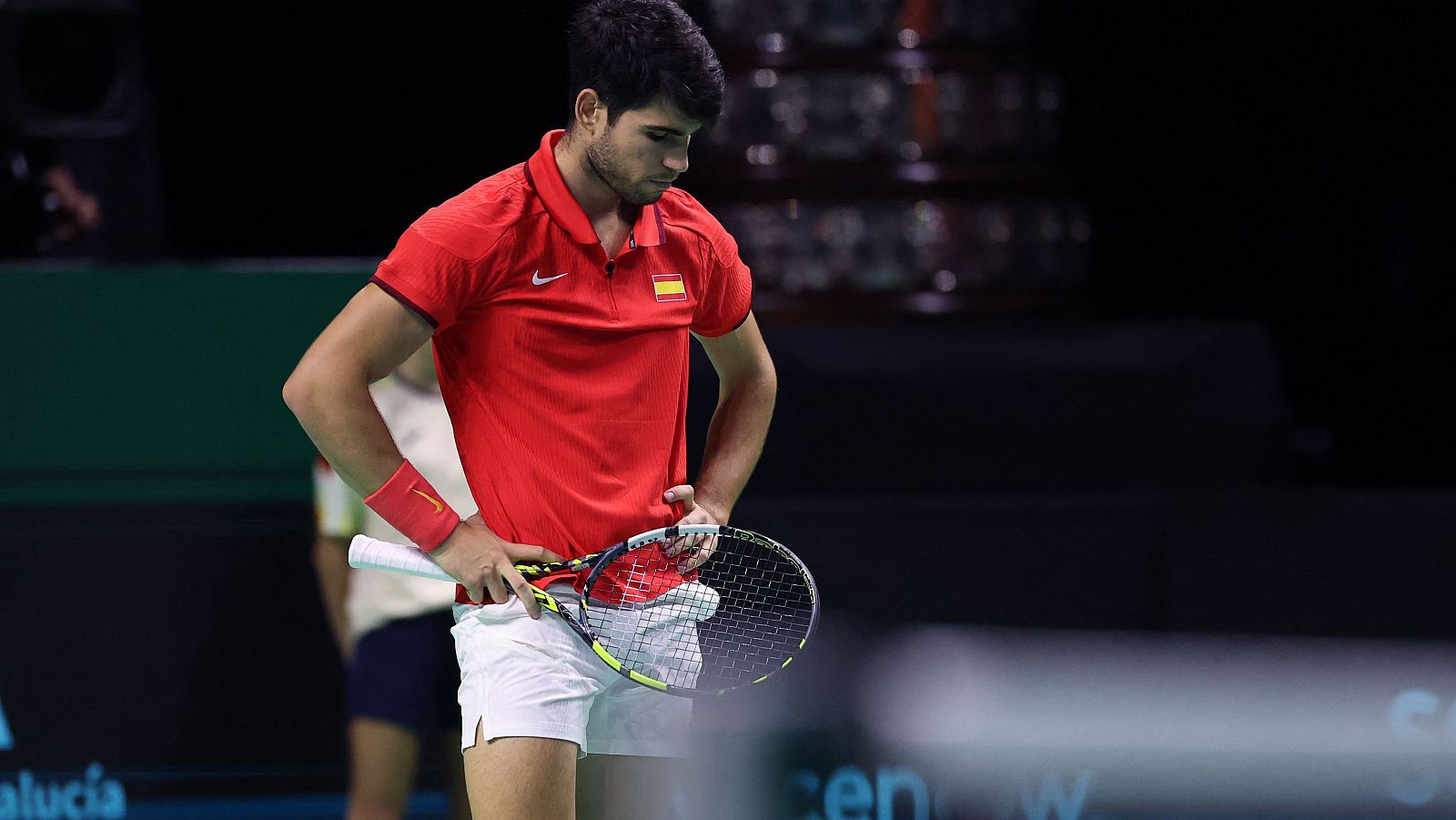 Alejandro Davidovich, con gesto serio, tras la derrota de España en la Copa Davis 2024.