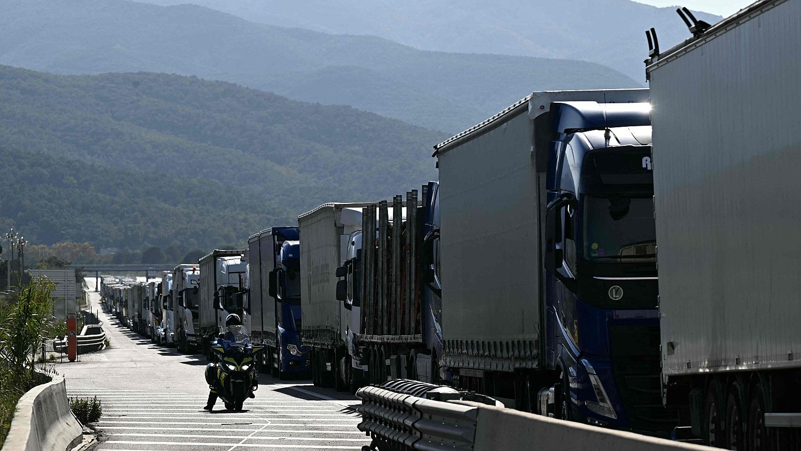Agricultores franceses bloquean la entrada de camiones desde España por La Junquera