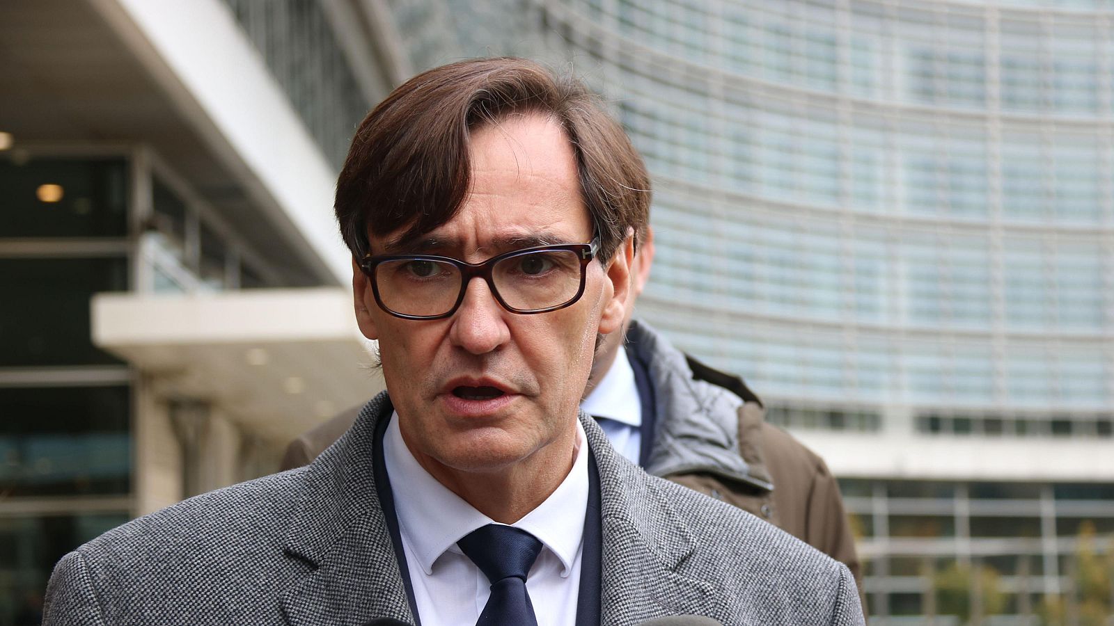 Salvador Illa, líder del PSC, habla a la prensa frente a la Comisión Europea en Bruselas.