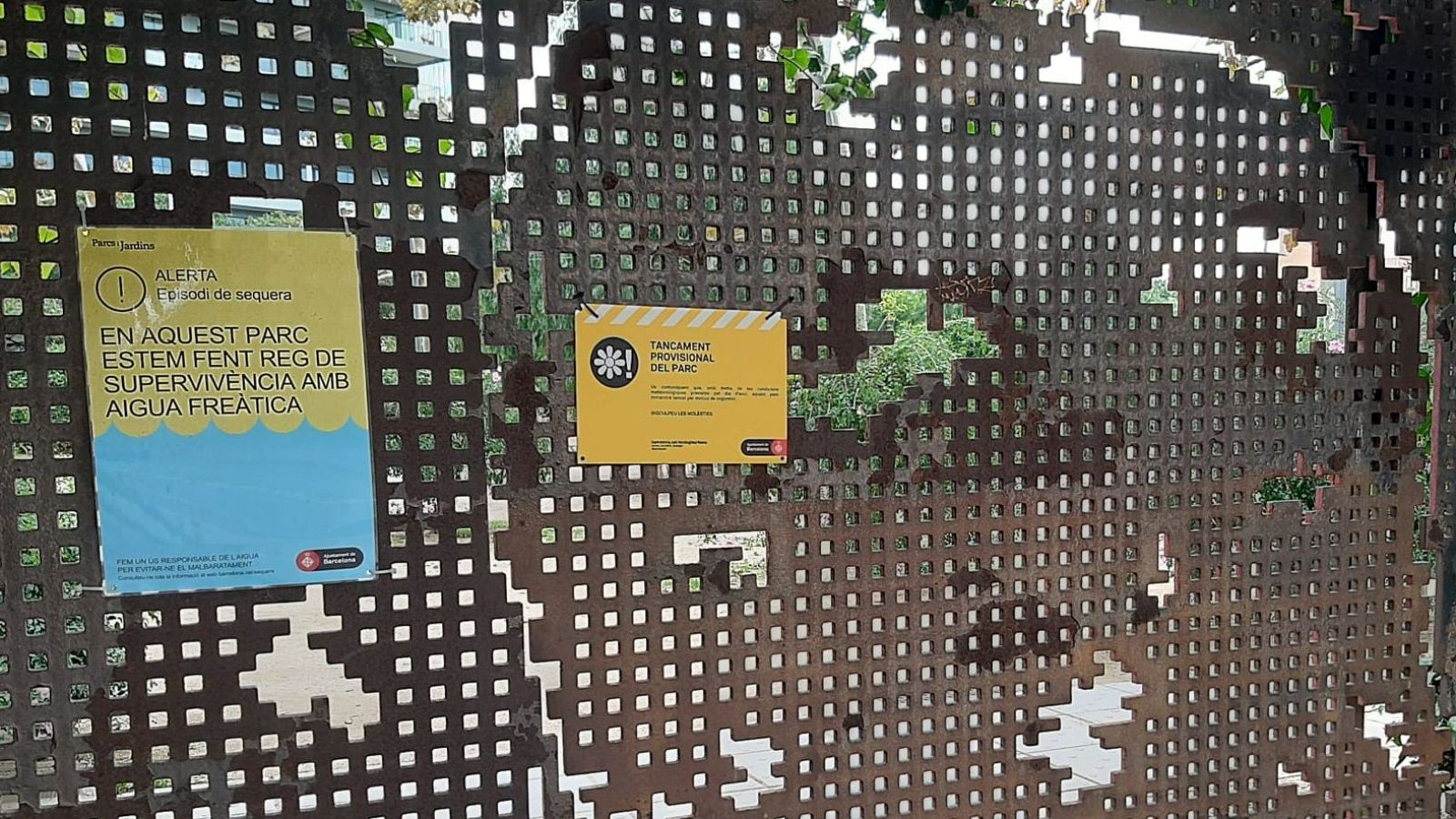 Parque de Barcelona cerrado con carteles informativos sobre alerta por sequía y cierre provisional.