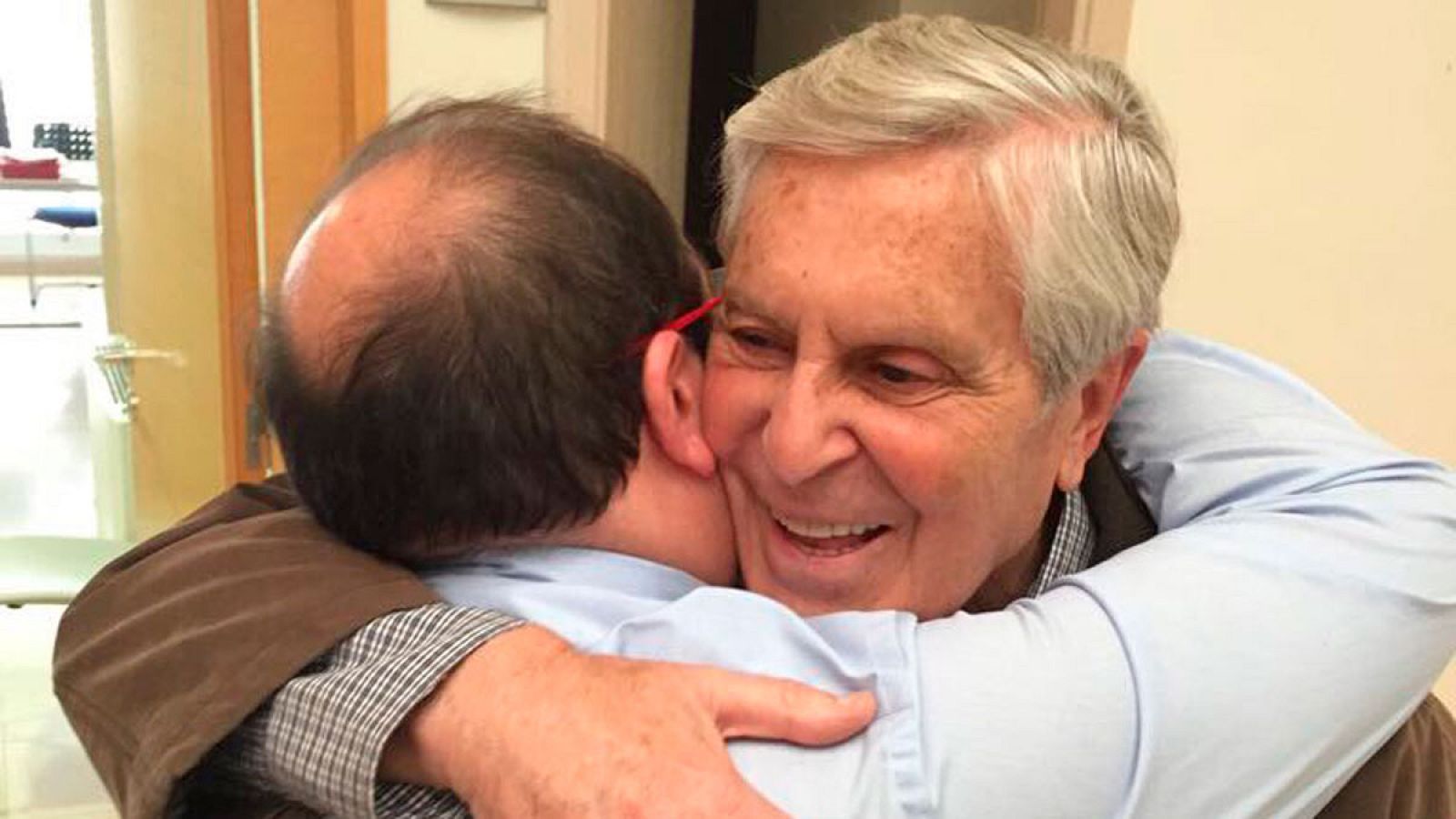 Iceta abraza a Jiménez Villarejo que cerrará la lista del PSC por Barcelona