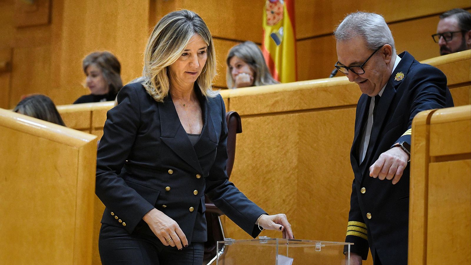 La portavoz del PP en el Senado, Alicia García, deposita su voto durante una sesión plenaria en el Senado