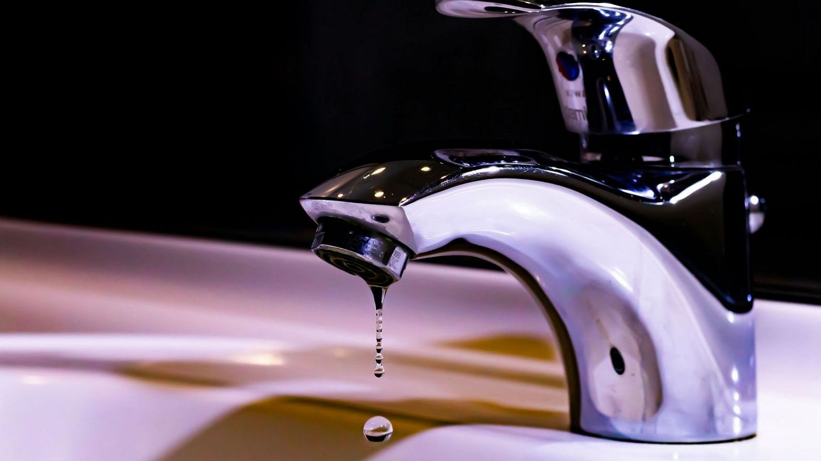 Cauen unes gotes d'aigua de l'aixeta.