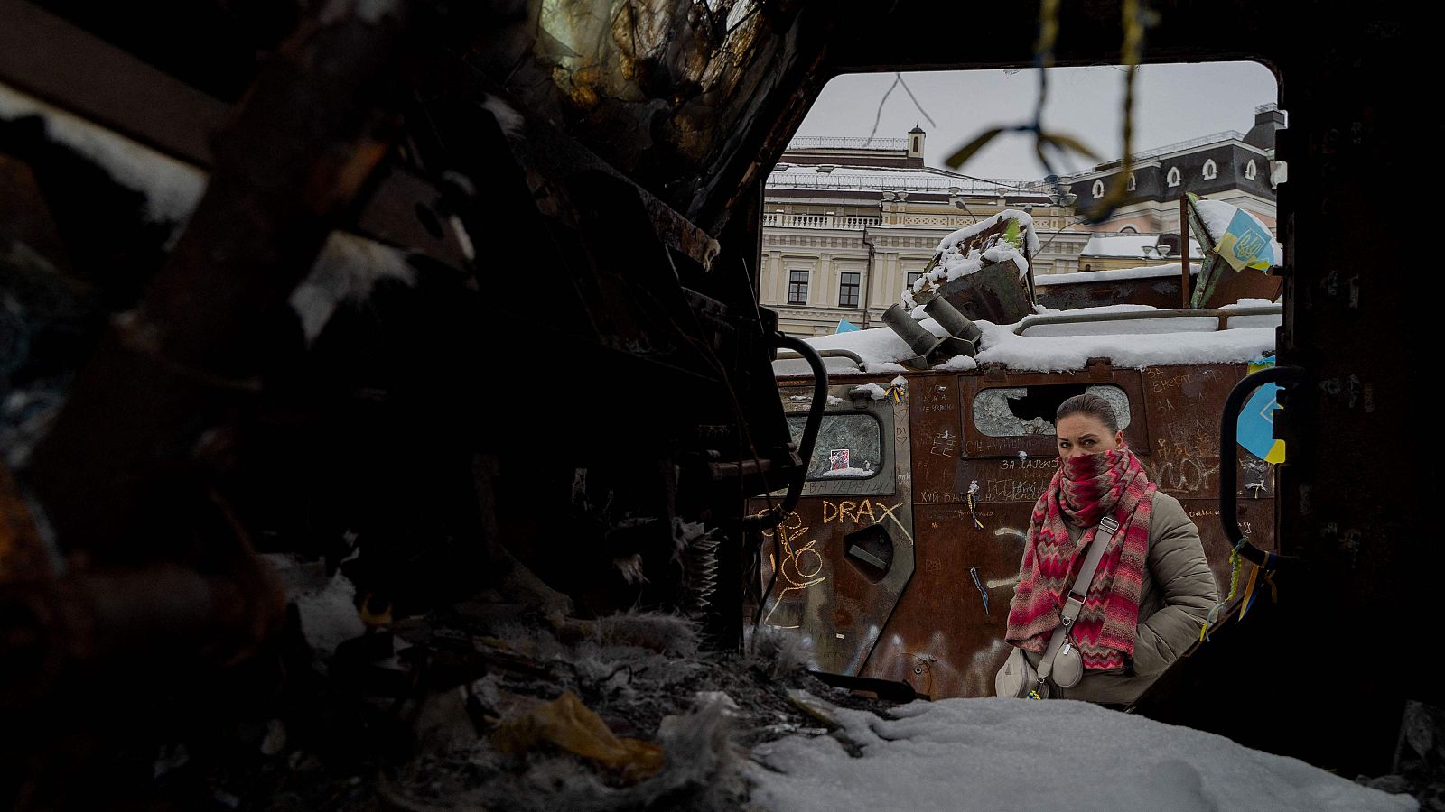 Una mujer mira vehículos militares rusos destruidos frente al Monasterio de las Cúpulas Doradas de San Miguel en el centro de Kiev